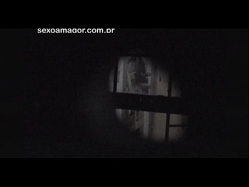 ❤️ Lourinho é filmado secretamente por um voyeur de bairro escondido atrás de tijolos ocos ❤️ Sexo vídeo em porno pt.hentaiteca.ru ☑